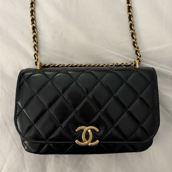 CHANEL 🖤 23A Black Shiny Leather Phone Holder on a Chain - Picture 13 of 15